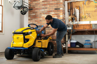 Jak připravit travní traktor před sezonou?